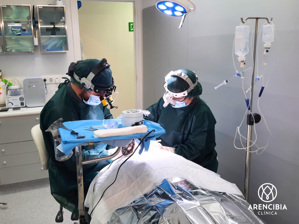 Los médicos de Clínica Arencibia, en pleno proceso de trasplante capilar en quirófano a un paciente. 
